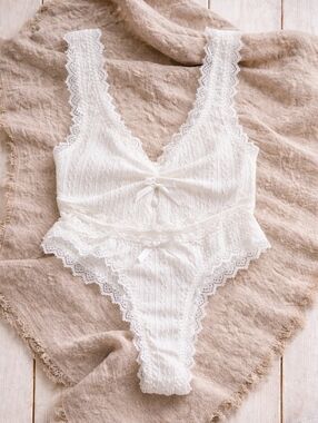 NWOT 2pc Lace Trim White Bralette & Thong Set Size S
